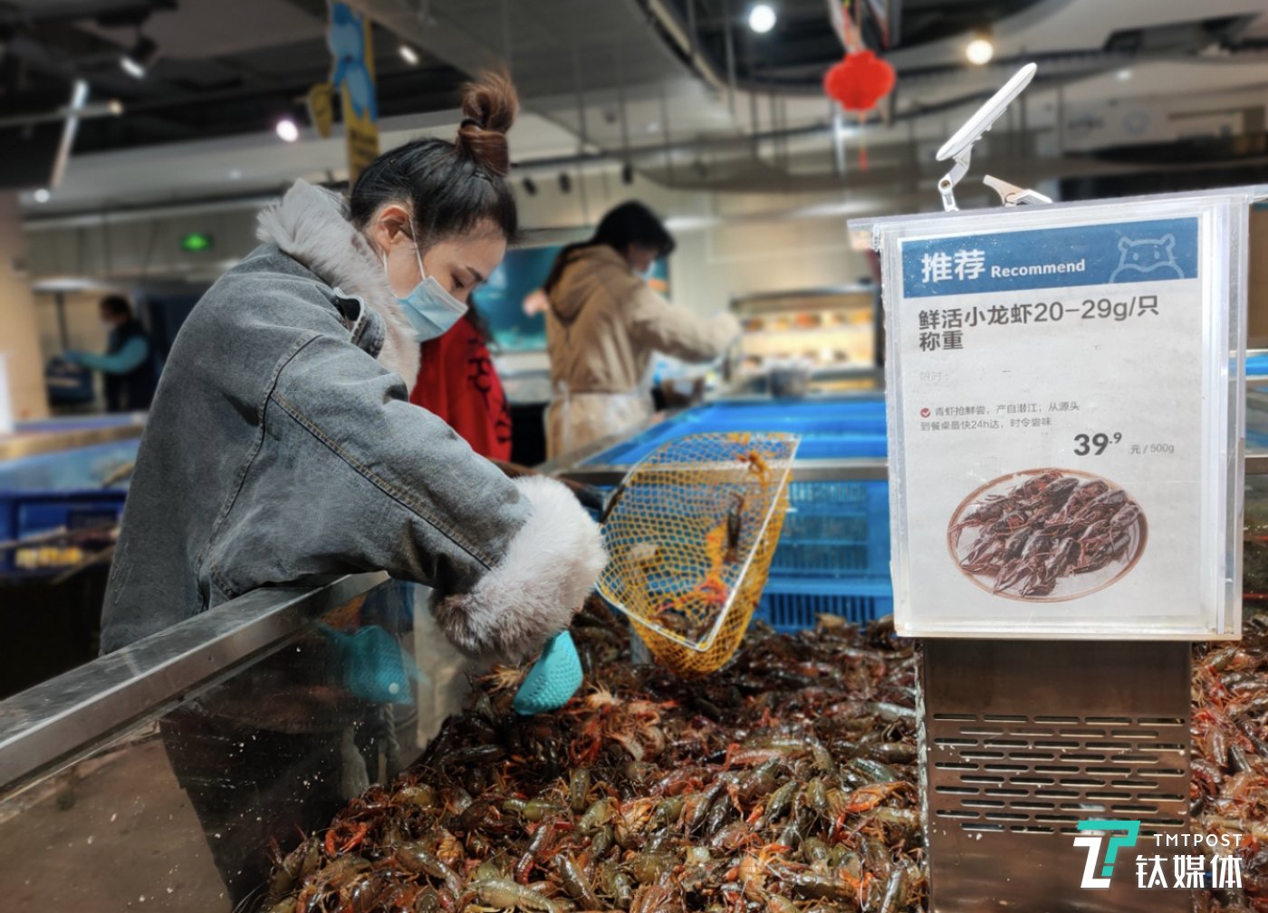 消費(fèi)者在選購小龍蝦